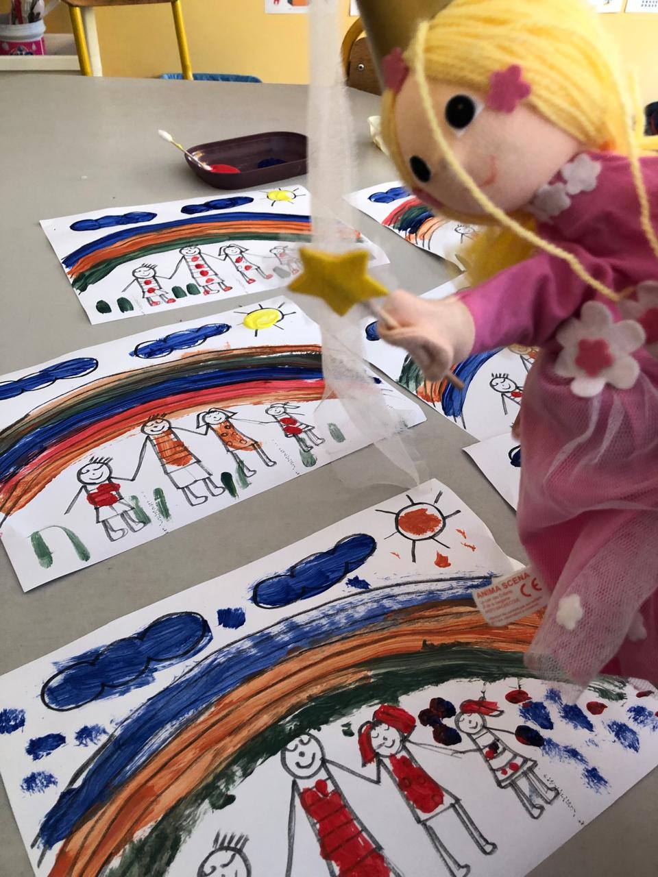 Dessins arc-en-ciel réalisés par les enfants Les Heures Joyeuses Casablanca